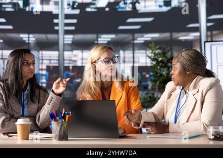 Multiethnische Unternehmensführer, die für Unternehmenserfolg und Gleichstellung von Frauen und Männern in einer von Männern dominierten Welt strategisch arbeiten. Befähigte Führungskräfte mit Führungskompetenzen arbeiten an ihrer Erfolgsgeschichte. Stockfoto