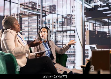 Ein vielfältiges Team von kompetenten weiblichen Vorgesetzten, die ein Projekt zur Erhöhung des Budgets in einem High-End-Büro planen. Führungsqualitäten, Ehrgeiz und Gleichstellung von Frauen und Männern treiben ihren Geschäftserfolg in einem Arbeitsumfeld voran. Stockfoto