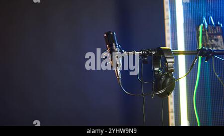 Modernes Aufnahmemikrofon auf der Bühne im Studio für Rock- oder Popmusik und kreative Live-Auftritte vor einem Konzert. Leerer Raum mit Elektronik für Live-Musik und Produktion. Stockfoto