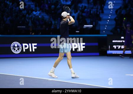 Turin, Italien. November 2024. Jannik Sinner of Italy feiert am dritten Tag des Nitto ATP World Tour Finals das Round Robin Singles zwischen Jannik Sinner of Italy und Taylor Fritz aus den USA. Quelle: Marco Canoniero/Alamy Live News Stockfoto