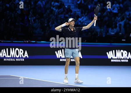 Turin, Italien. November 2024. Jannik Sinner of Italy feiert am dritten Tag des Nitto ATP World Tour Finals das Round Robin Singles zwischen Jannik Sinner of Italy und Taylor Fritz aus den USA. Quelle: Marco Canoniero/Alamy Live News Stockfoto