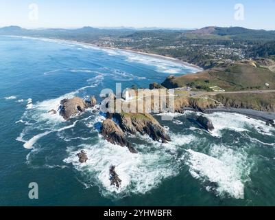 Das Yaquina Head Lighthouse liegt an der malerischen und zerklüfteten Küste von Newport, Oregon. Dieser wunderschöne 93 Meter hohe Leuchtturm wurde 1872 erbaut. Stockfoto