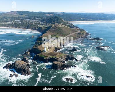 Das Yaquina Head Lighthouse liegt an der malerischen und zerklüfteten Küste von Newport, Oregon. Dieser wunderschöne 93 Meter hohe Leuchtturm wurde 1872 erbaut. Stockfoto