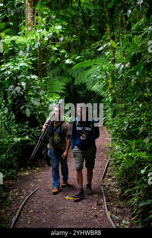 George of the Cloud Forest, Reiseleiter und Spezialist, führt eine junge Frau durch den Nebelwald von Monterey während der Fauna-Tour in Costa Rica Stockfoto