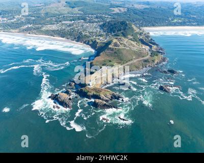 Das Yaquina Head Lighthouse liegt an der malerischen und zerklüfteten Küste von Newport, Oregon. Dieser wunderschöne 93 Meter hohe Leuchtturm wurde 1872 erbaut. Stockfoto