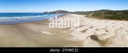 Am Agate Beach am Oregon Coast Highway in Newport leuchtet helles Sonnenlicht. Der Strand hat eine Fülle von bunten Achaten. Stockfoto