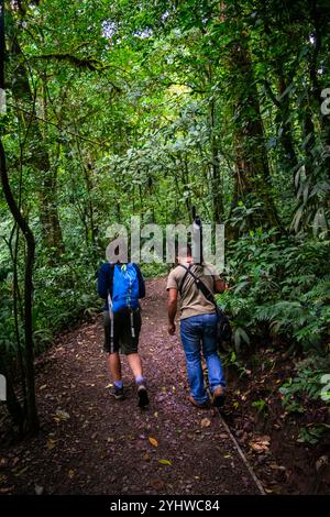 George of the Cloud Forest, Reiseleiter und Spezialist, führt eine junge Frau durch den Nebelwald von Monterey während der Fauna-Tour in Costa Rica Stockfoto