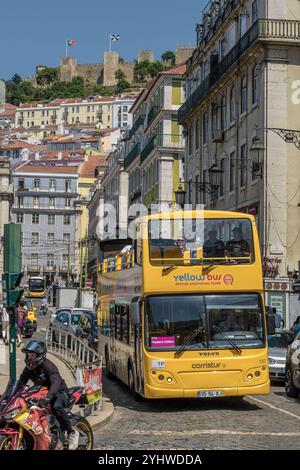 Halbtägige Besichtigungstour im Bus mit offenem Oberdeck im Stadtzentrum von Lissabon, Hauptstadt von Portugal, Europa. Stockfoto