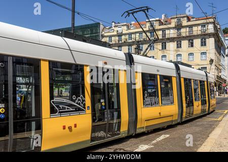 Gelbe elektrische Straßenbahn auf Schienen, Nahverkehr im Stadtzentrum von Lissabon, Hauptstadt Portugals, Europa. Stockfoto