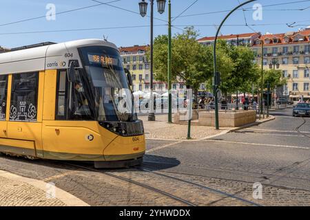 Gelbe elektrische Straßenbahn auf Schienen, Nahverkehr im Stadtzentrum von Lissabon, Hauptstadt Portugals, Europa. Stockfoto