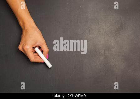 Hand hält Kreidestück Stockfoto