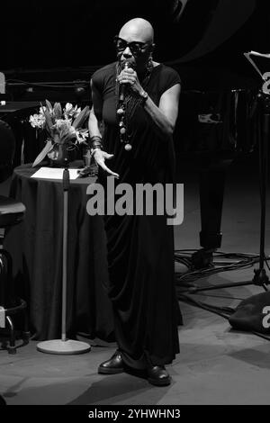 Madrid, Spanien. November 2024. American Dee Dee Bridgewater tritt während des JAZZMADRID Konzerts im Conde Duque in Madrid auf 11. November 2024 Spanien Credit: SIPA USA/Alamy Live News Stockfoto