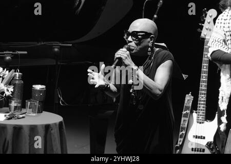 Madrid, Spanien. November 2024. American Dee Dee Bridgewater tritt während des JAZZMADRID Konzerts im Conde Duque in Madrid auf 11. November 2024 Spanien Credit: SIPA USA/Alamy Live News Stockfoto