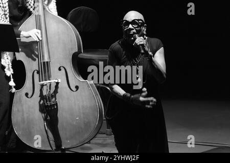 Madrid, Spanien. November 2024. American Dee Dee Bridgewater tritt während des JAZZMADRID Konzerts im Conde Duque in Madrid auf 11. November 2024 Spanien Credit: SIPA USA/Alamy Live News Stockfoto