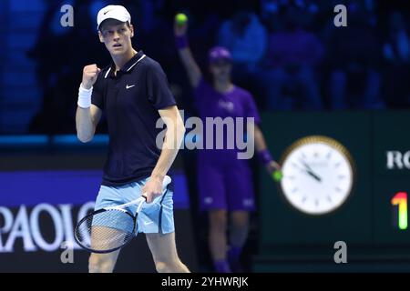 Turin, Italien. November 2024. Jannik Sinner of Italy feiert am dritten Tag des Nitto ATP World Tour Finals das Round Robin Singles zwischen Jannik Sinner of Italy und Taylor Fritz aus den USA. Quelle: Marco Canoniero/Alamy Live News Stockfoto