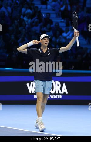 Turin, Italien. November 2024. Jannik Sinner of Italy feiert am dritten Tag des Nitto ATP World Tour Finals das Round Robin Singles zwischen Jannik Sinner of Italy und Taylor Fritz aus den USA. Quelle: Marco Canoniero/Alamy Live News Stockfoto