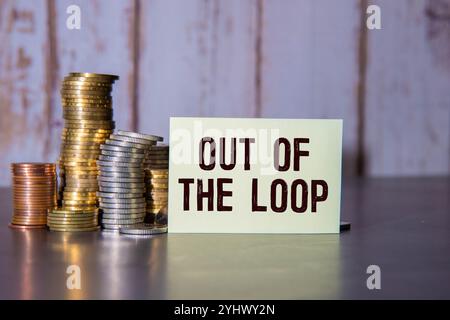 Holzwürfel bilden den Ausdruck „Doom Loop“. Symbol für eine Klimaschutzschleife. Stockfoto