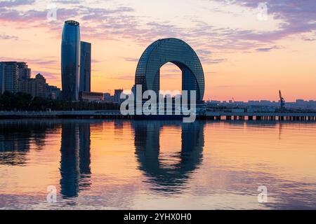 Die Crescent Bay (Crescent Hotel, Crescent City und Crescent Place) in Baku, Aserbaidschan bei Sonnenaufgang Stockfoto