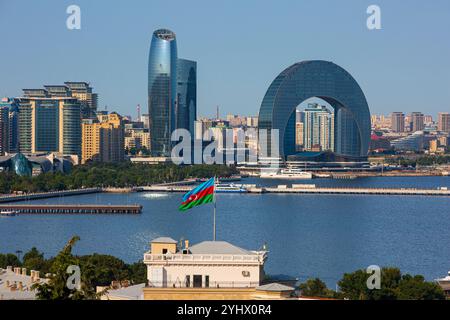 Die Crescent Bay (Crescent Hotel, Crescent City und Crescent Place) in Baku, Aserbaidschan an einem schönen Sommertag Stockfoto