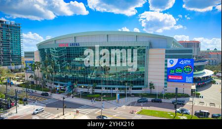 Amalie Arena Tampa Florida - aus der Vogelperspektive eines großen Gebäudes mit blauem Himmel dahinter - TAMPA, FLORIDA - 01. NOVEMBER 2024 Stockfoto