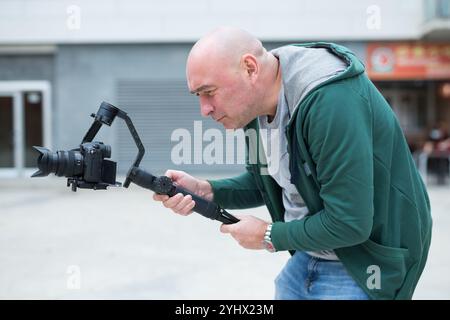 Videoaufnahmen vor Ort mit spiegelloser Kamera mit Gimbal Stockfoto