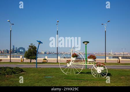 Die Crescent Bay (Crescent Hotel, Crescent City und Crescent Place) in Baku, Aserbaidschan an einem schönen Sommertag Stockfoto