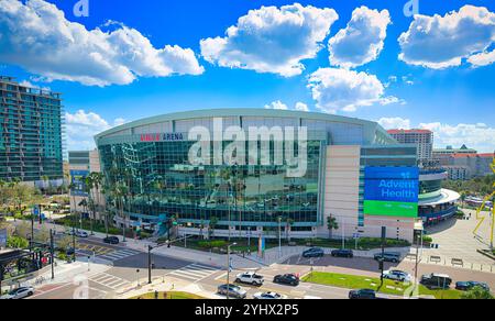 Amalie Arena Tampa Florida - aus der Vogelperspektive eines großen Gebäudes mit blauem Himmel dahinter - TAMPA, FLORIDA - 01. NOVEMBER 2024 Stockfoto