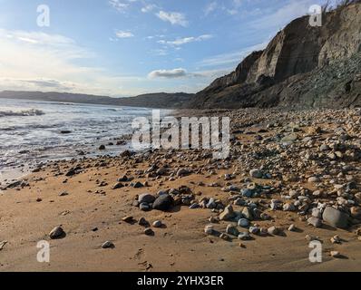 Charmouth Beach an der Jurassic Coast, Dorset UK bei Sonnenuntergang Stockfoto