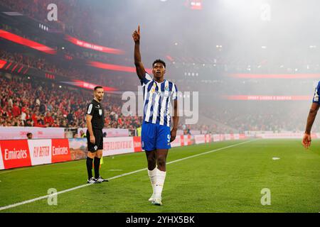 Lissabon, Portugal. November 2024. Samu Omorodion (FC Porto) feierte in Aktion, nachdem er beim Spiel der Liga Portugal zwischen den Teams von SL Benfica und FC Porto im Estadio da Luz ein Tor geschossen hatte. Endpunktzahl: SL Benfica 4: 1 FC Porto (Foto: Maciej Rogowski/SOPA Images/SIPA USA) Credit: SIPA USA/Alamy Live News Stockfoto