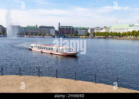 Das mit Besuchern überfüllte Boot fährt über die Alster mit Panoramablick auf die Skyline von Hamburg, das Stadtzentrum von Hamburg, Deutschland, Europa, 2024 Stockfoto