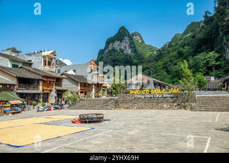 Reistrocknung in der Altstadt von Dong Van in der Provinz Ha Giang, Vietnam Stockfoto