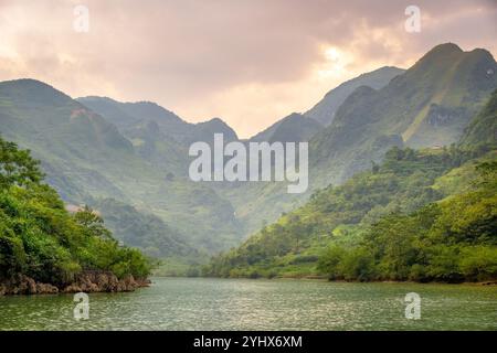 Der Fluss Nho Que in der Provinz Ha Giang, Nordvietnam. Der Fluss schlängelt sich durch die hohen Kalksteinklippen des Geoparks Dong Van Karst Plateau. Stockfoto