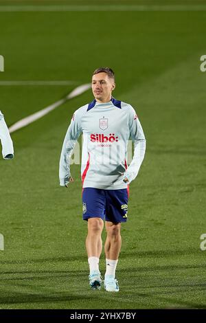 Madrid, Spanien. November 2024. Alejandro Grimaldo aus Spanien wärmt sich während des Spanientrainings in Ciudad del Futbol de Las Rozas auf. Quelle: SOPA Images Limited/Alamy Live News Stockfoto