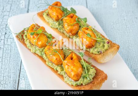 Toast mit Avocado-Guacamole und Krabbenkrallen Stockfoto