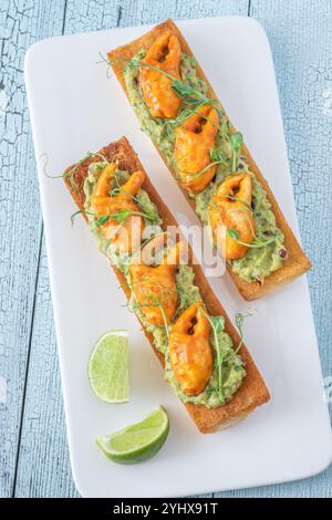 Toast mit Avocado-Guacamole und Krabbenkrallen Stockfoto