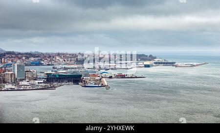 Panoramablick über den Hafen der Stadt Vigo in Galicien, Spanien, an einem bewölkten Dezembertag. Stockfoto