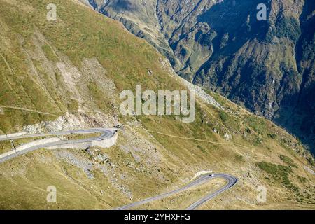 Die gewundene Bergstraße Transfagarasan (Rumänien) führt durch üppige grüne Hänge der Karpaten und schafft eine anspruchsvolle Fahrstrecke Stockfoto