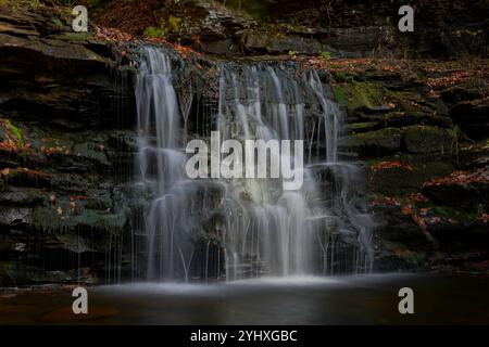 Langzeitbelichtung eines Wasserfalls in Ricketts Glen in Pennsylvania im Herbst Stockfoto