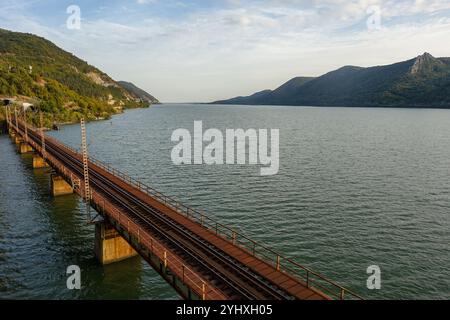Malerischer Blick auf eine Eisenbahnbrücke über die ruhige Donau auf der Südseite Rumäniens Stockfoto