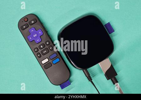 Streaming Media Player mit Fernbedienung auf blauem Hintergrund Home Entertainment-Konzept. Stockfoto