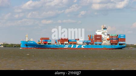 SAMUT PRAKAN, THAILAND, APR 01 2022, segelt das Containerschiff SITC JIANGSU mit Containern an der Mündung des Chao Phraya Flusses Stockfoto