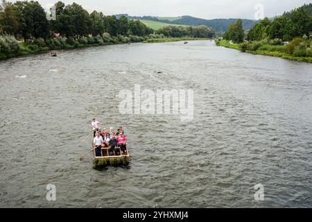 Senioren genießen eine Fahrt auf traditionellen Holzflößen auf dem Fluss Dunajec zwischen der Slowakei und Polen Stockfoto