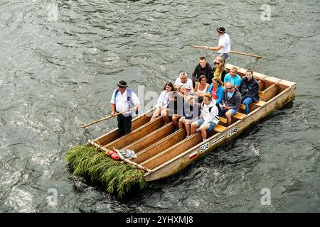 Senioren genießen eine Fahrt auf traditionellen Holzflößen auf dem Fluss Dunajec zwischen der Slowakei und Polen Stockfoto