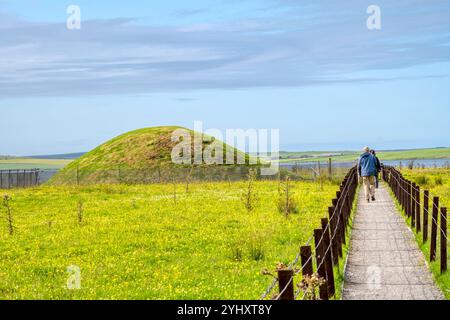 Leute, die Unstan Chambered Cairn auf dem Festland Orkney besuchen. Stockfoto