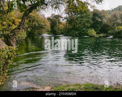 Nationalpark Krka, Šibenik-Knin – HR - 17. Oktober 2024 der See Šupukovo ist ein ruhiger Süßwasserplatz, umgeben von üppigem Grün und ruhigem Wasser. Es ist ruhig Stockfoto