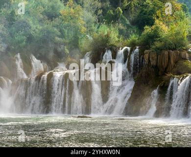 Krka-Nationalpark, Šibenik-Knin – HR - 17. Oktober 2024 Ein ruhiger Wasserfall stürzt in K mehrere Ebenen mit üppiger, grüner Vegetation und felsigem Gelände hinunter Stockfoto