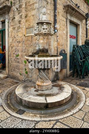 Dubrovnik - HR - 18. Okt. 2024 der Amerling-Brunnen auf dem Gundulic-Platz besteht aus einem verzierten Becken in Form einer Schale, mit einem verdrehten Stockfoto