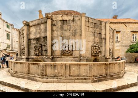 Dubrovnik – HR – 18. Okt. 2024 Onofrios großer Brunnen in Dubrovnik ist ein großes, kreisförmiges Gebäude mit klassischer Steinfassade und 16 Spou Stockfoto