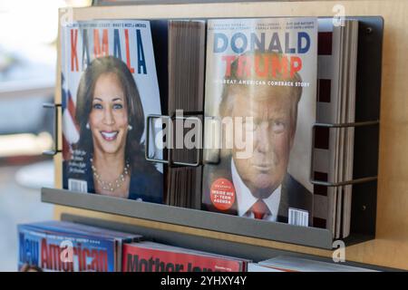 Die von A360 Media veröffentlichten Zeitschriften mit den Präsidentschaftskandidaten Kamala Harris und Donald J. Trump auf den Titelseiten sind am Donnerstag in einem Buchladen ausgestellt... Stockfoto