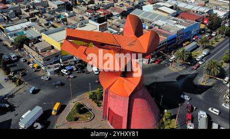 Aus der Vogelperspektive des 21 Meter hohen Monuments „El Coyote“ in Nezahualcoyotl, Bundesstaat Mexiko, wurde die Statue von El Coyote von dem mexikanischen Bildhauer Enrique Carbajal geschaffen, der als „Sebastián“ bekannt ist und sich auf monumentale Skulpturen spezialisiert hat. Am 12. November 2024 in Mexiko-Stadt. (Foto: Carlos Santiago/ Credit: Eyepix Group/Alamy Live News Stockfoto